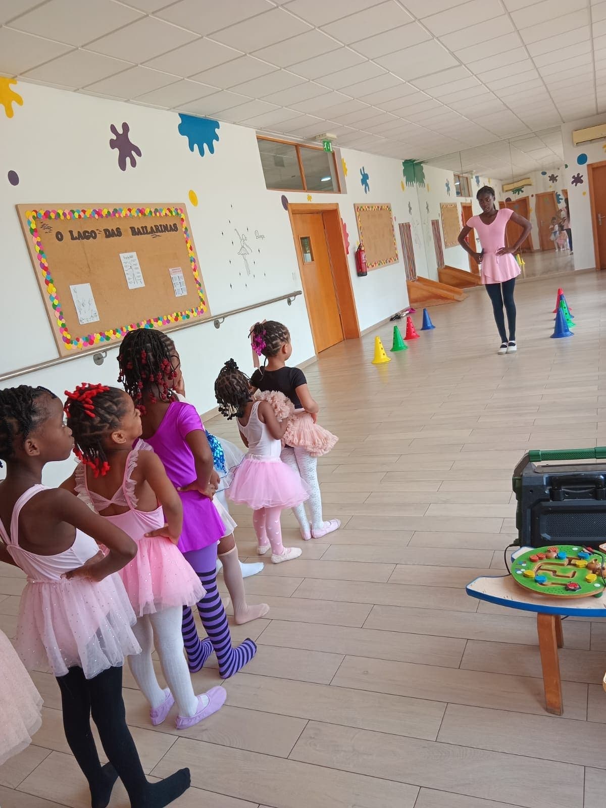 Aula de ballet, com as alunas na barra