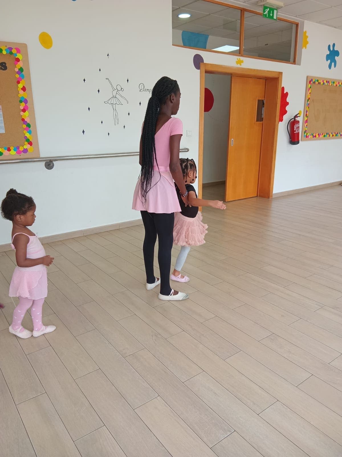 Postura, com a professora a corrigir