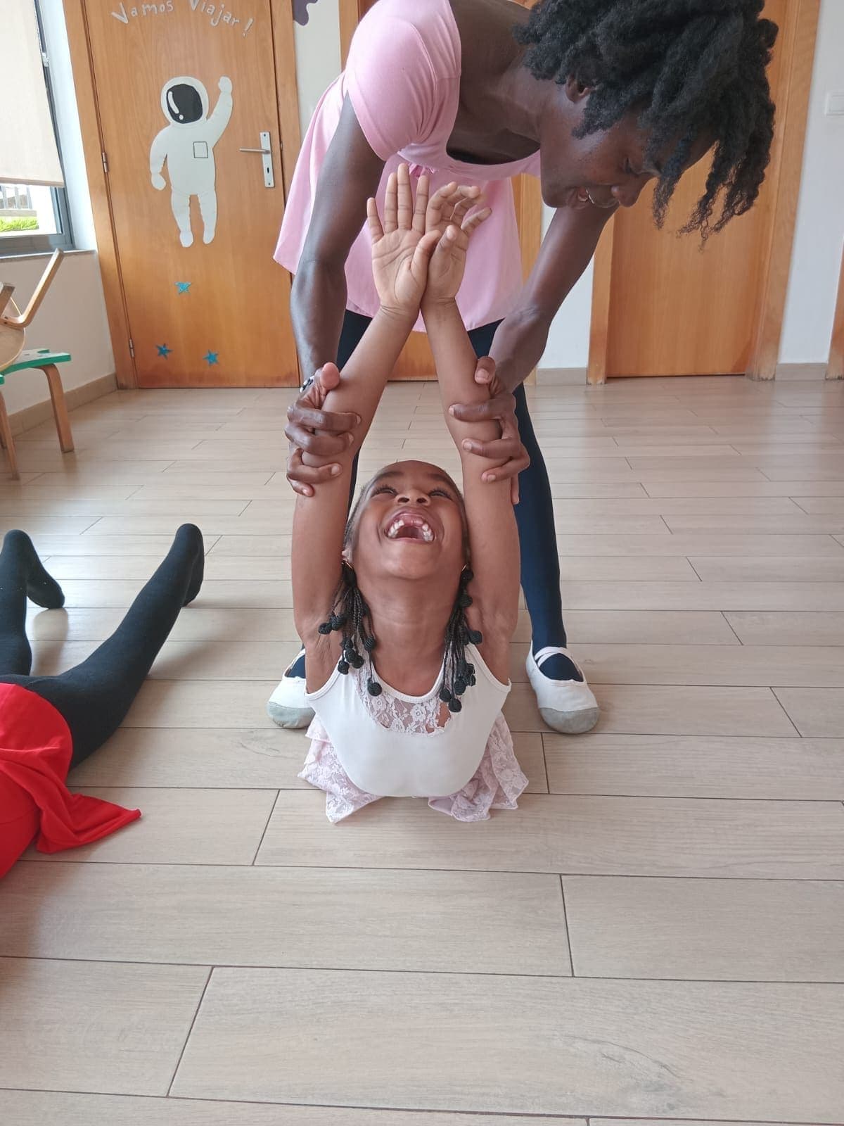 Flexibilidade, com apoio da professora