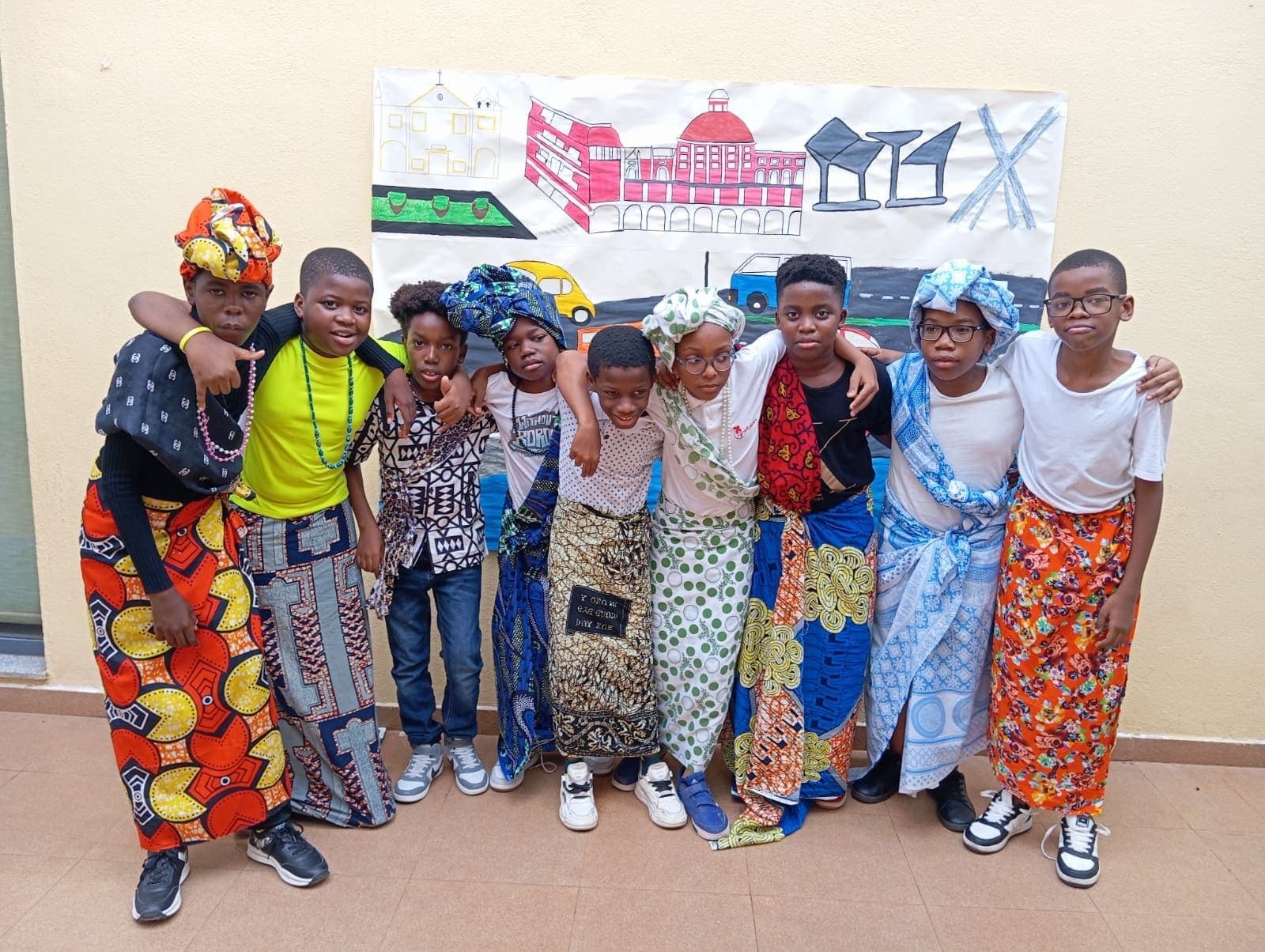 A turma em frente ao cenário de Luanda