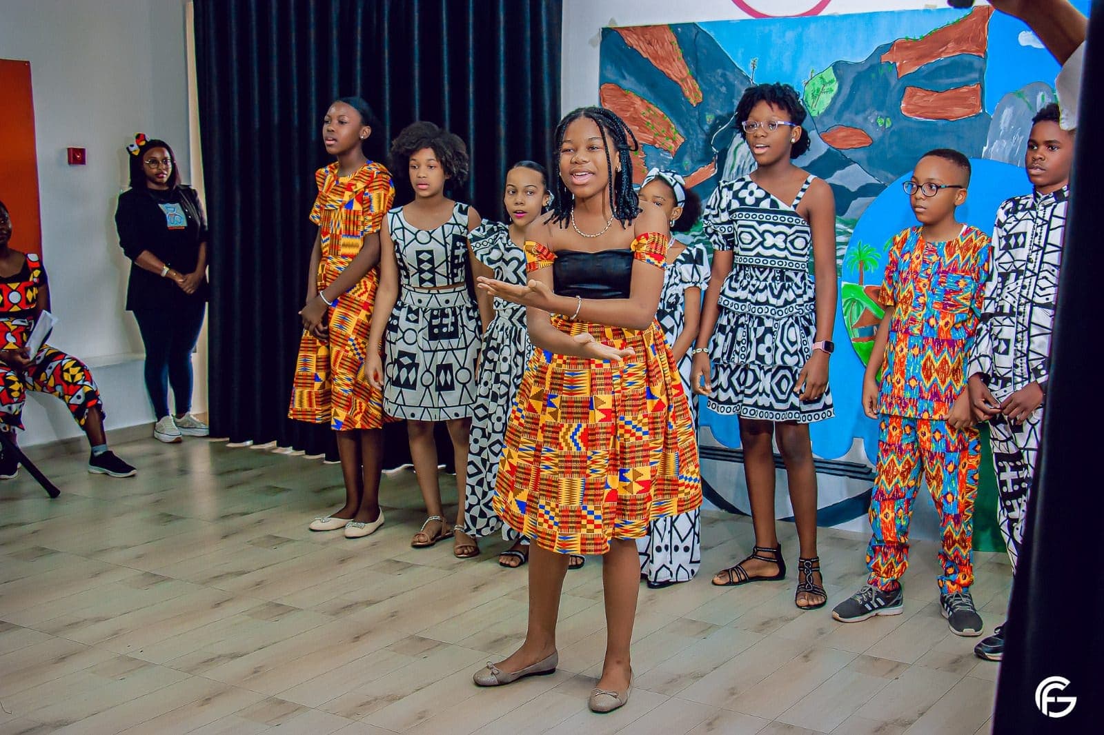 Apresentação das turmas com trajes de panos africanos