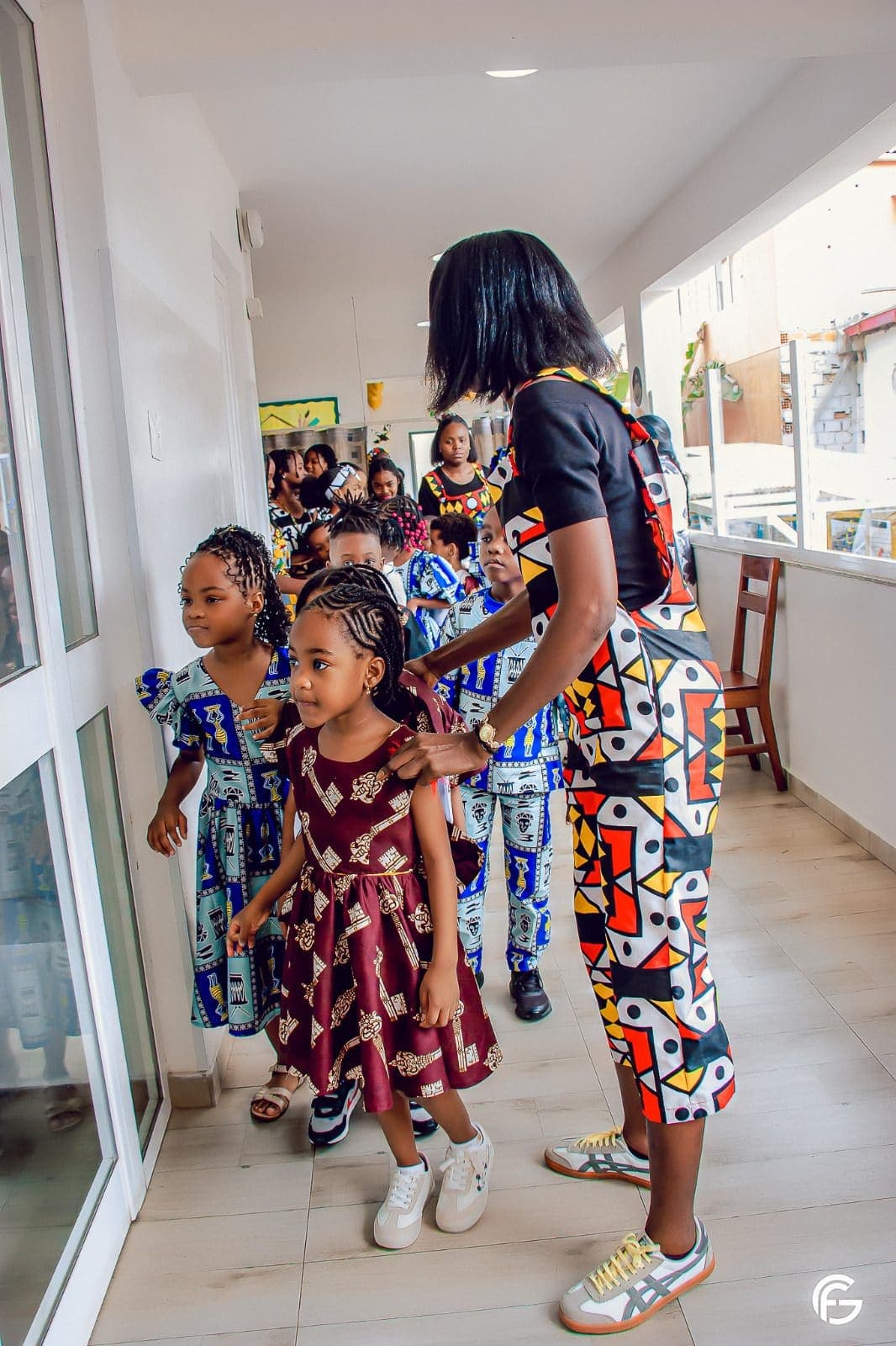 Alunos em trajes tradicionais, a caminho da apresentação
