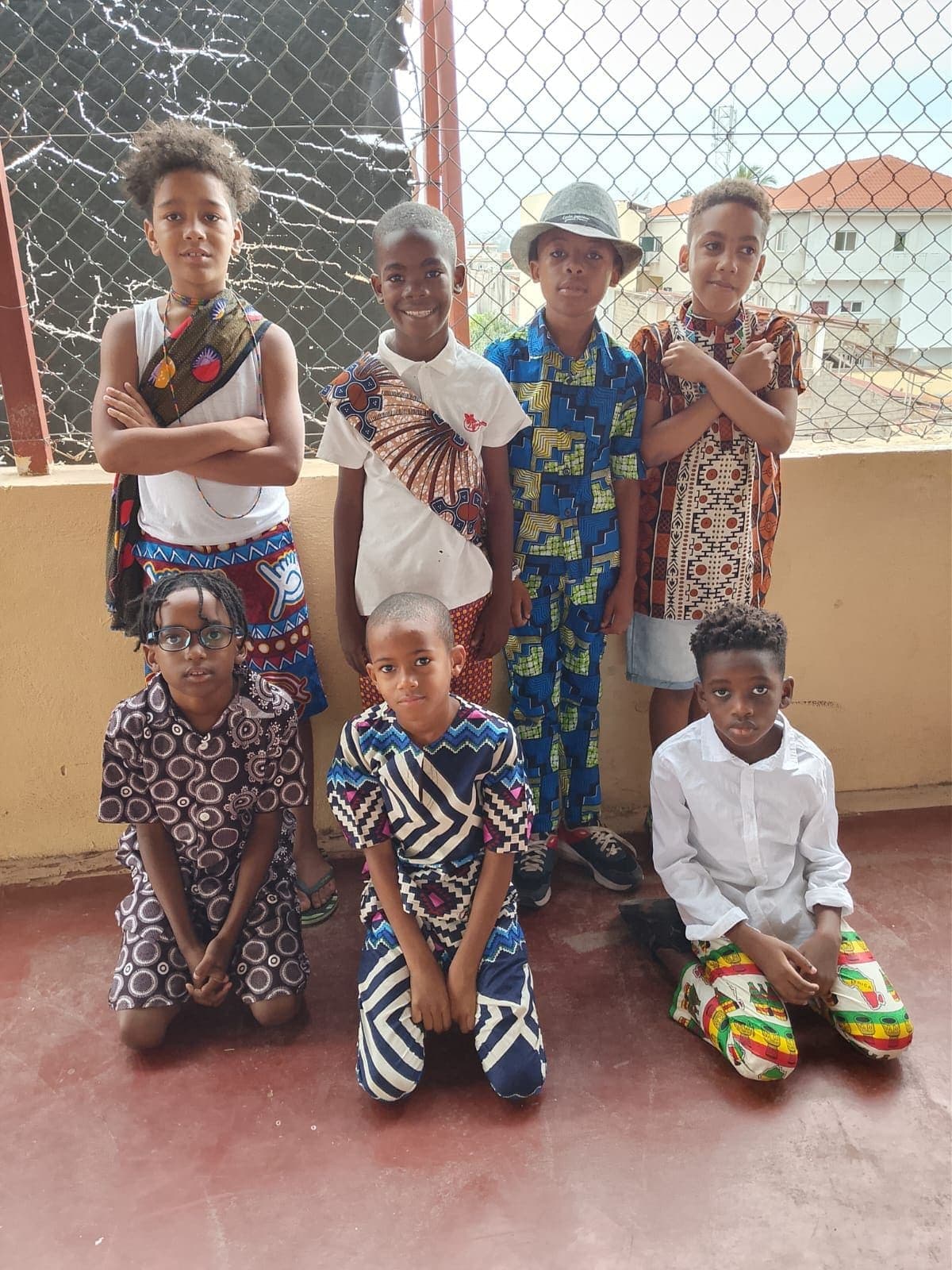 Alunos em trajes tradicionais, no recreio