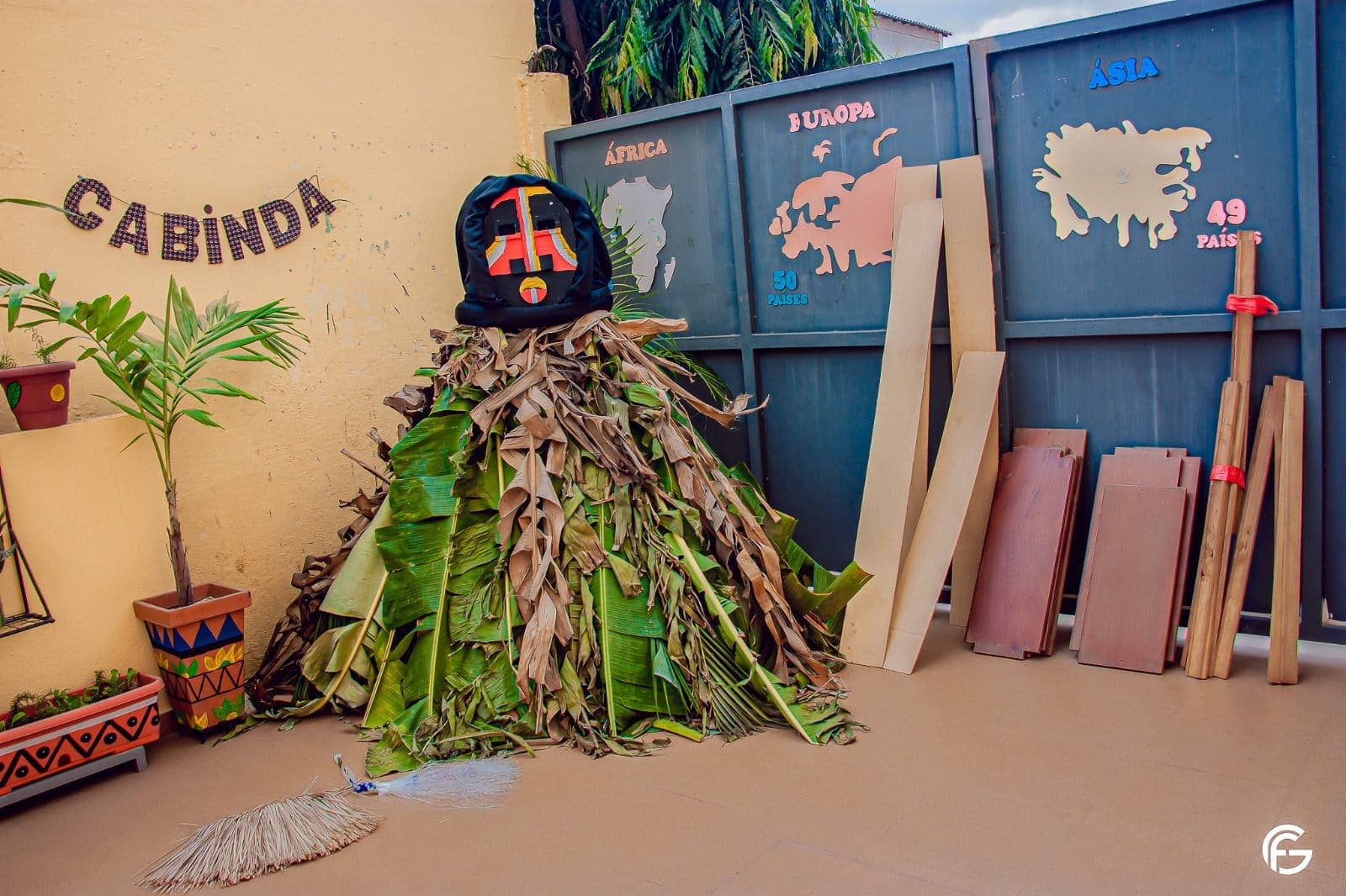 Cenário de Cabinda, com a máscara de fibras vegetais