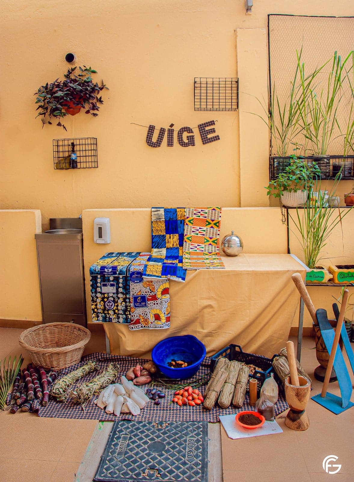 Cenário do Uíge, com panos e utensílios tradicionais