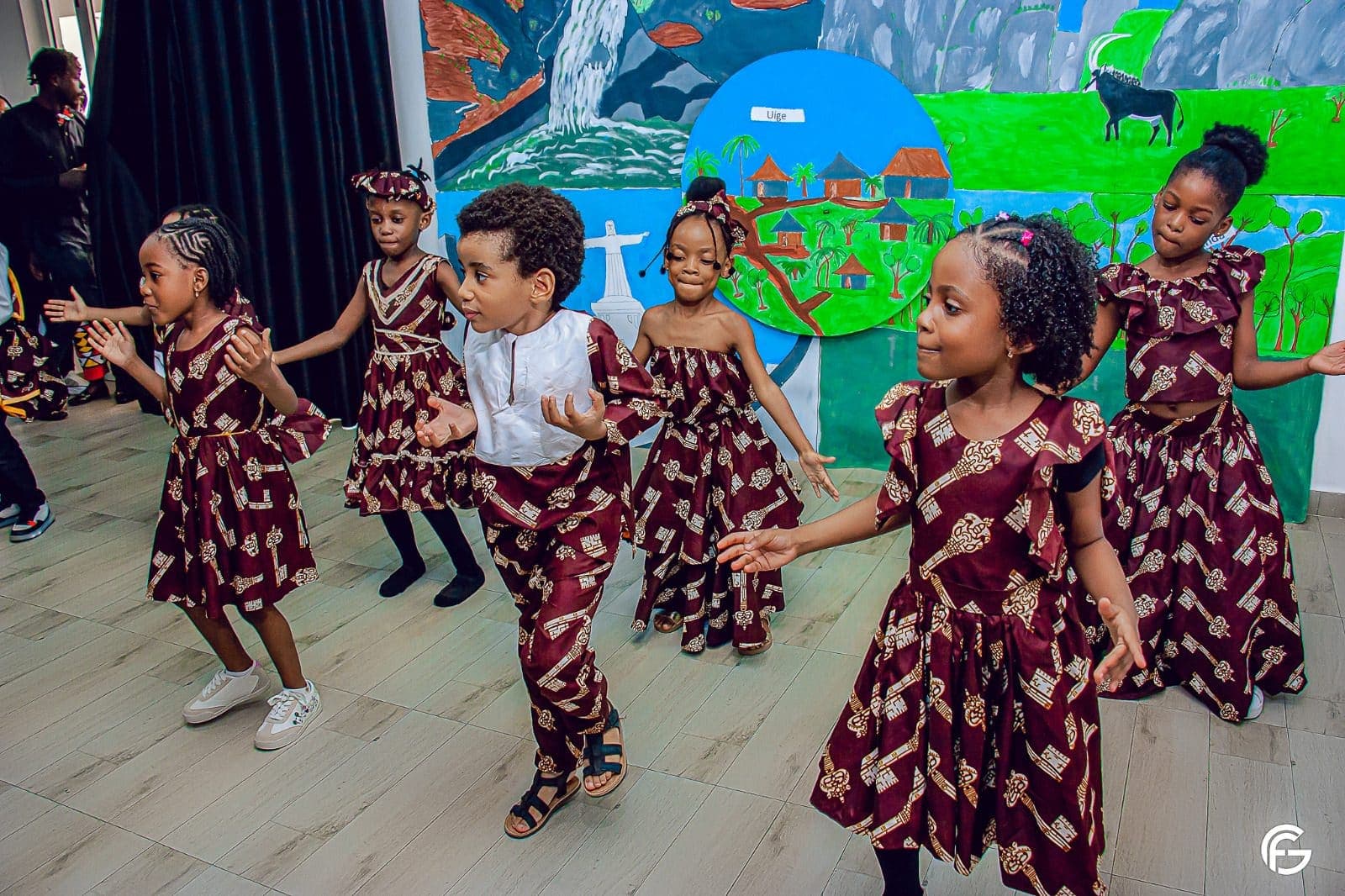 Dança das alunas em vestidos de pano