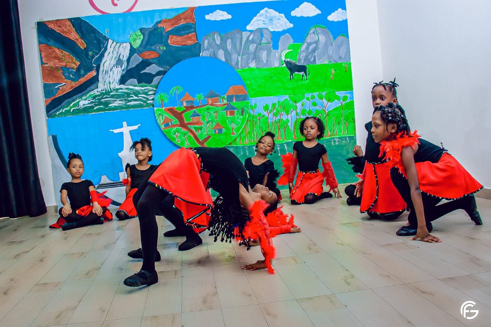 Coreografia em frente ao mural das províncias