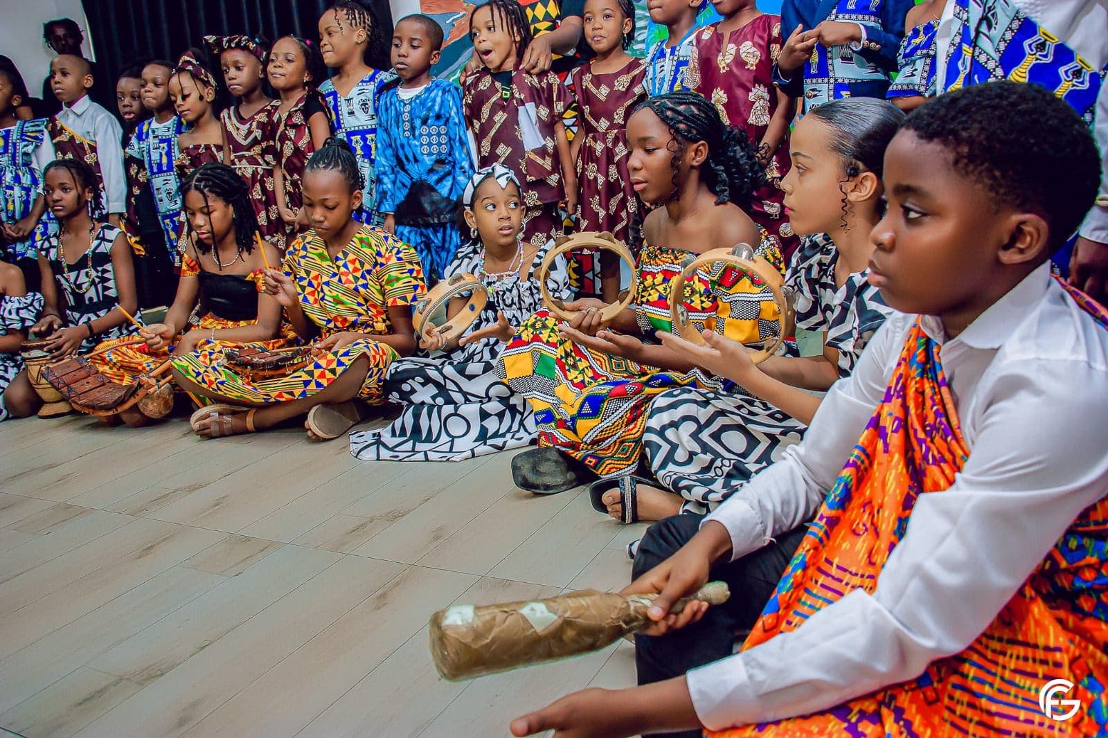 Instrumentos tradicionais nas mãos dos alunos