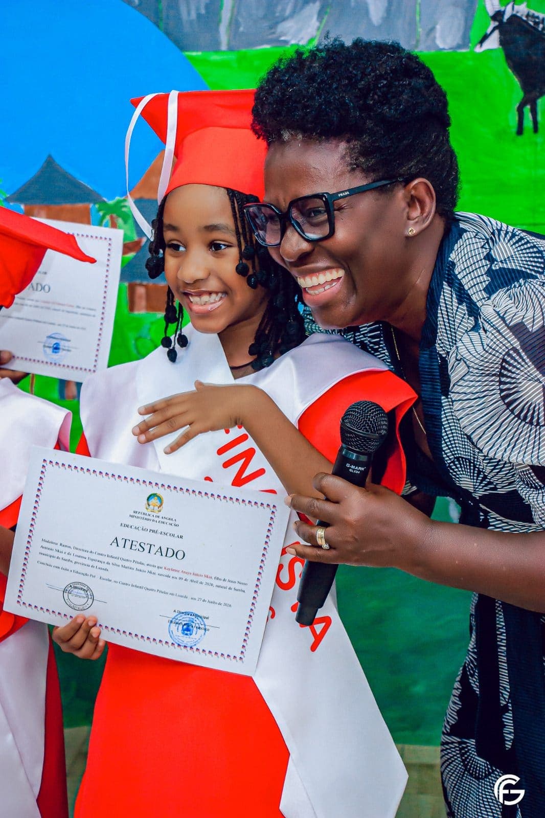Uma finalista recebe o diploma
