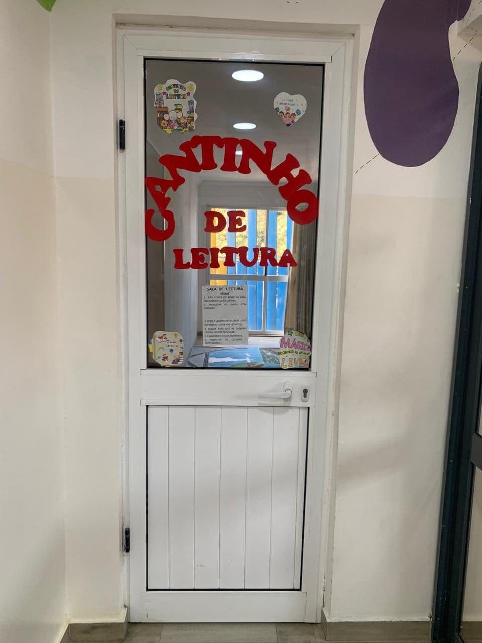 A porta do Cantinho de Leitura