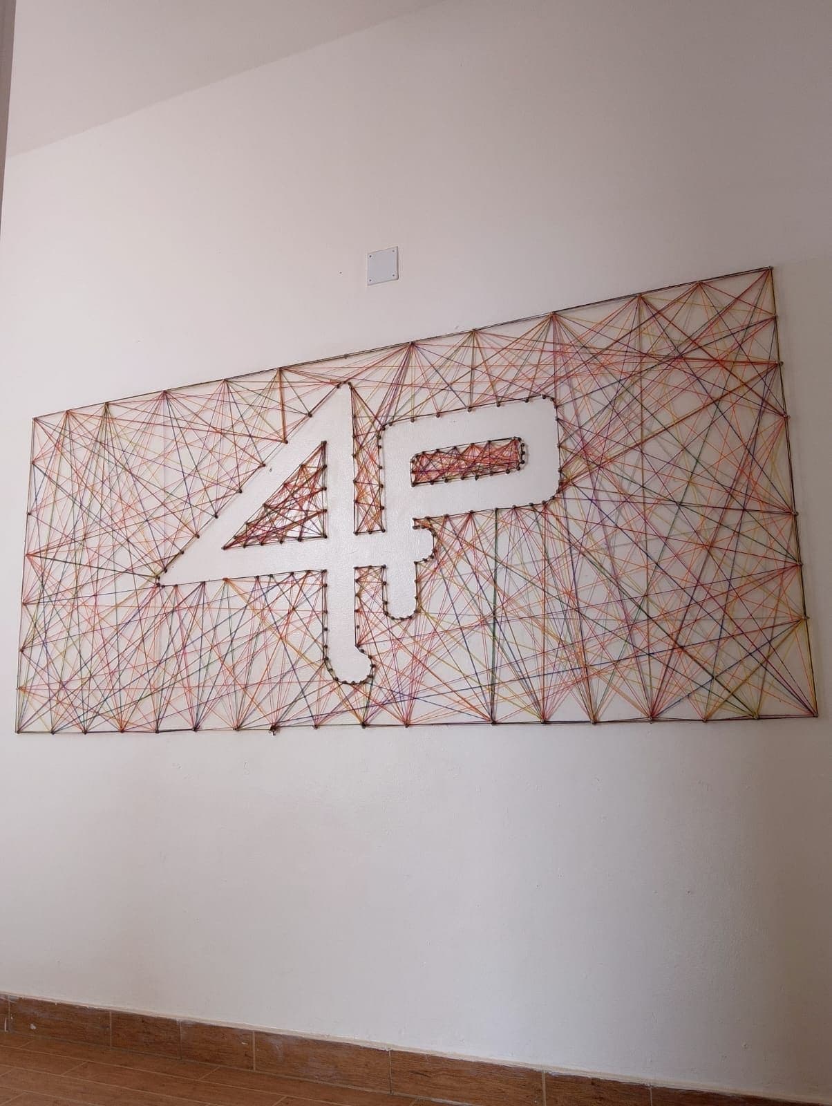O 4P em fio, na parede da entrada