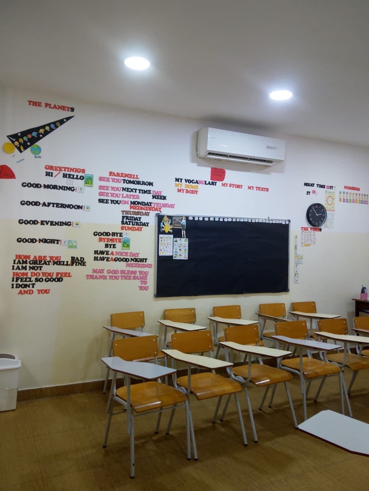 Sala de aula, com o vocabulário de Inglês na parede