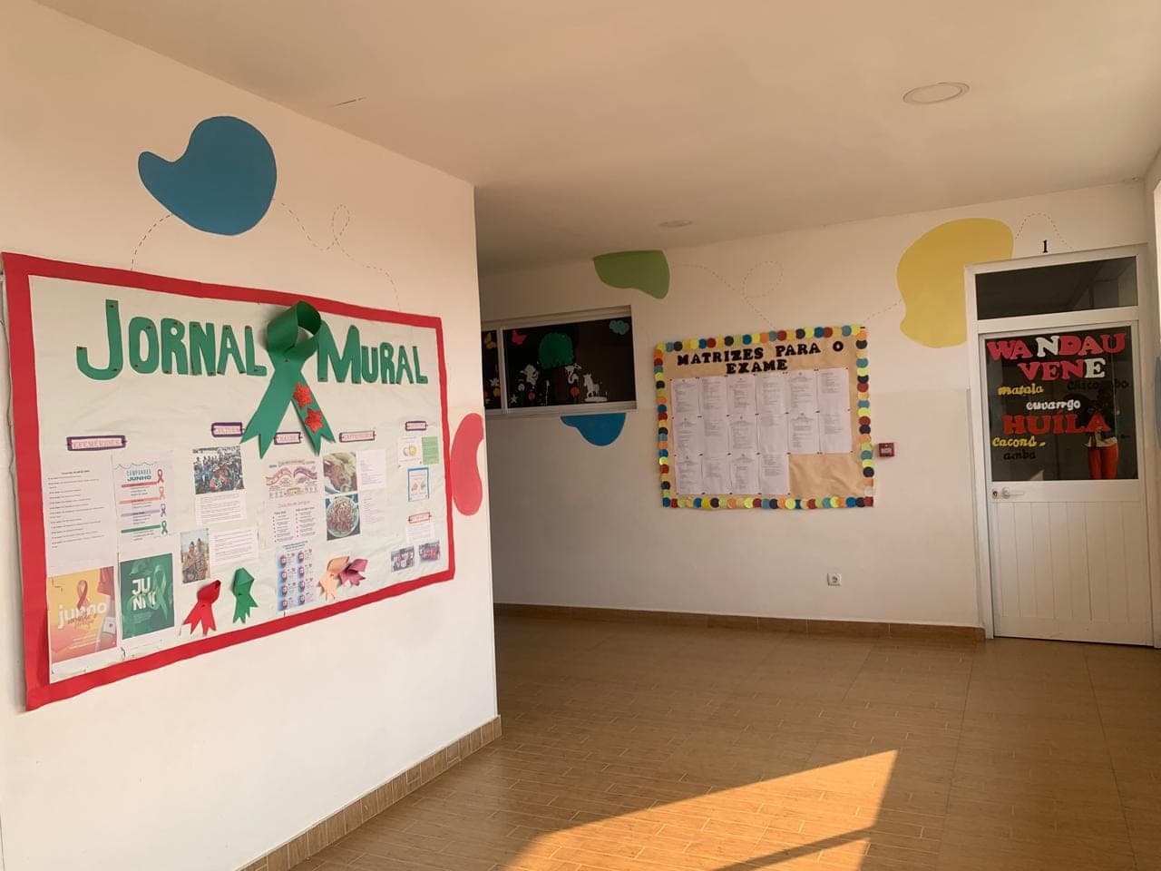 Corredor da escola com o jornal mural dos alunos